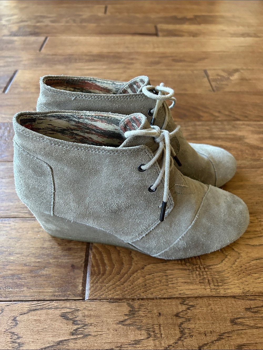 Toms Desert Wedge Ankle Bootie Taupe Suede Leather Womens Size 9